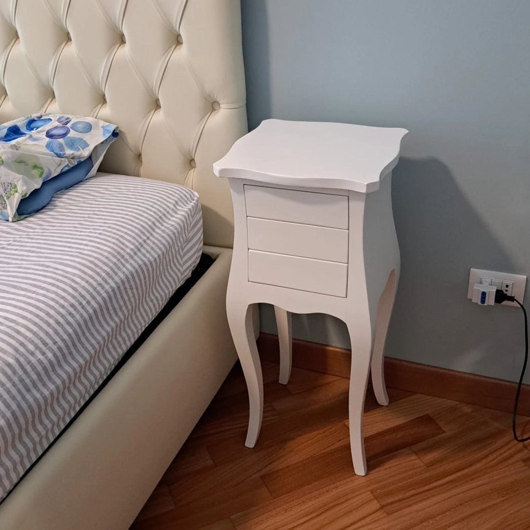 Comodino o mobile porta telefono bianco classico con gambe sagomate in camera da letto | Marca Design Shop SKU 1541