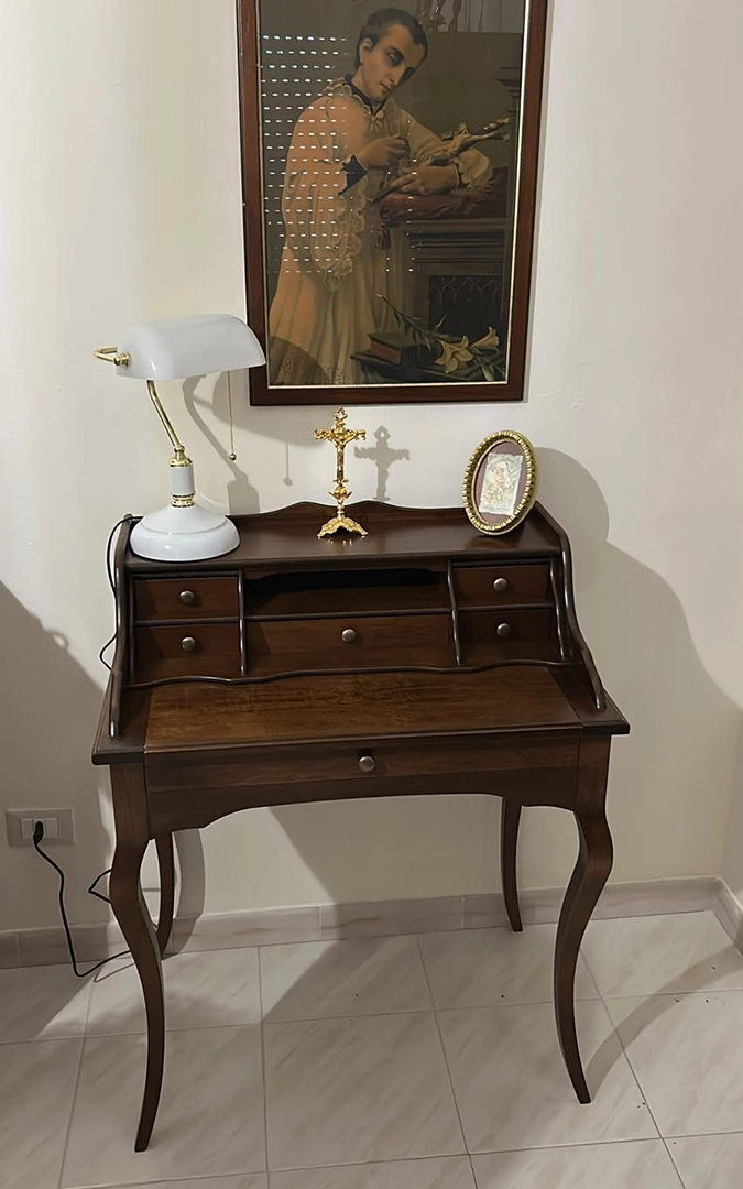 Scrittoio classico in legno noce scuro stile arte povera con gambe a sciabola, 6 cassetti e piano estraibile.