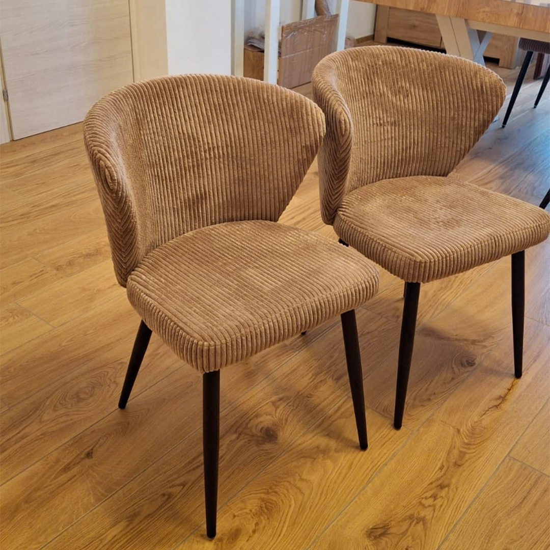Set di 2 sedie moderne imbottite color tortora con rivestimento a coste e gambe nere in metallo - Marca Design Shop