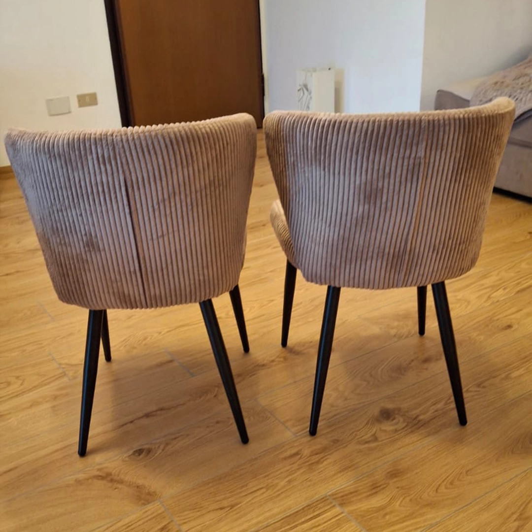 Vista posteriore dettagliata di due sedie imbottite moderne color tortora con rivestimento in tessuto a coste e gambe nere in metallo - Marca Design Shop