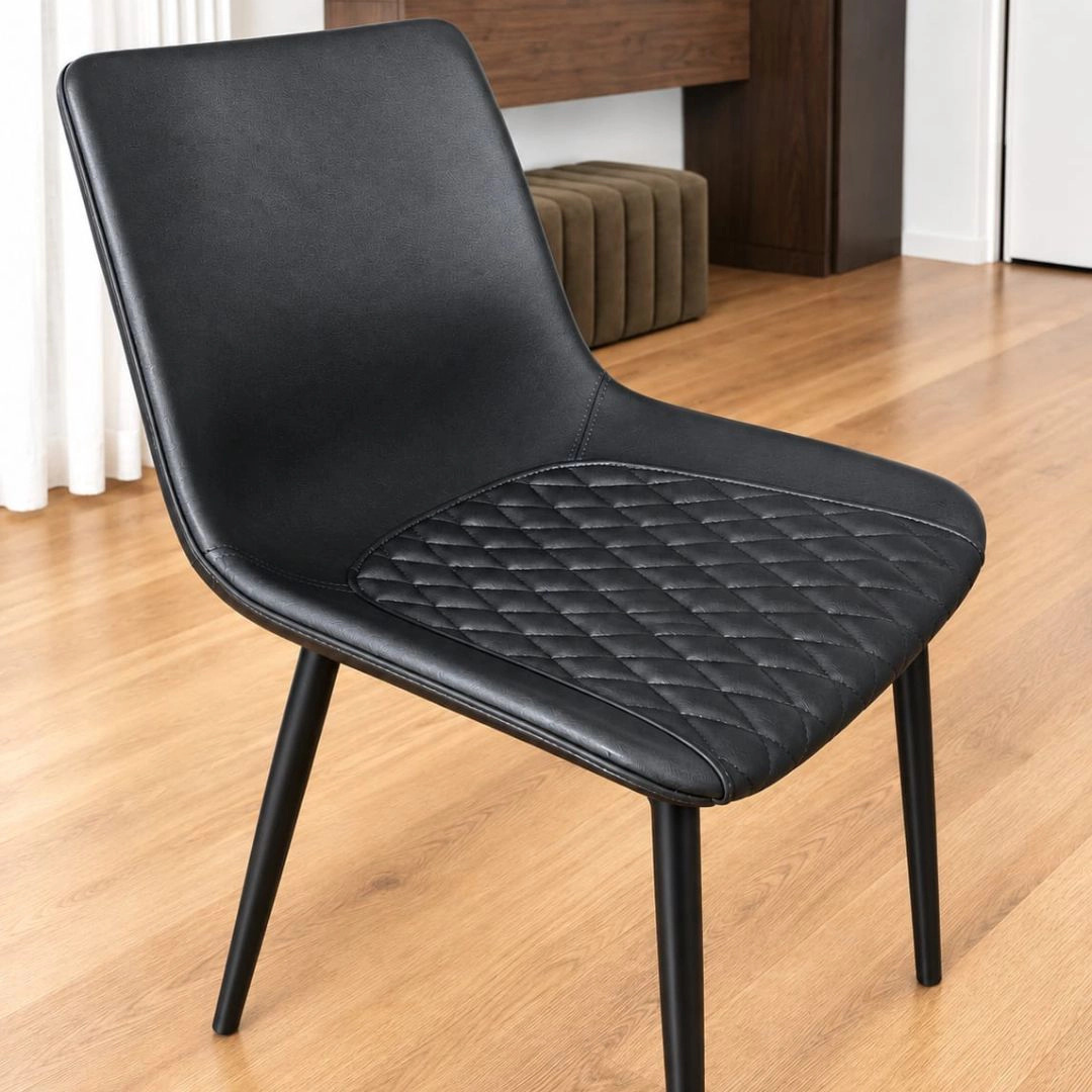 Sedia moderna imbottita nera con seduta trapunta a rombi e gambe in metallo nero Marca Design Shop