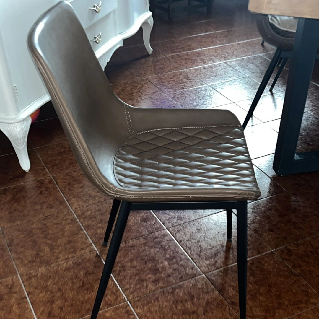 Vista di profilo di sedia moderna tortora con gambe in metallo verniciato nero