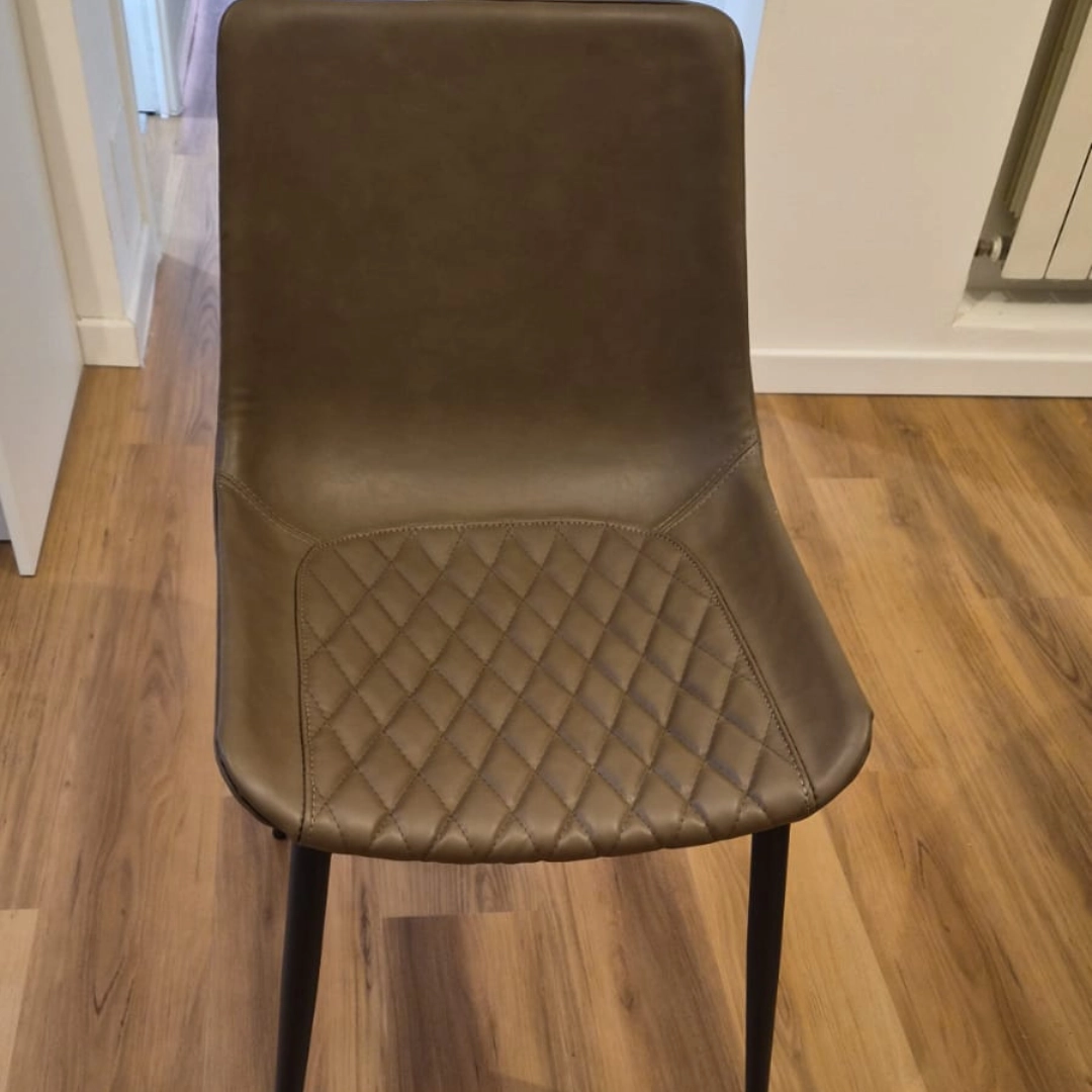 Set di 2 sedie moderne da pranzo con seduta trapuntata color tortora e gambe in metallo verniciato – Marca Design Shop