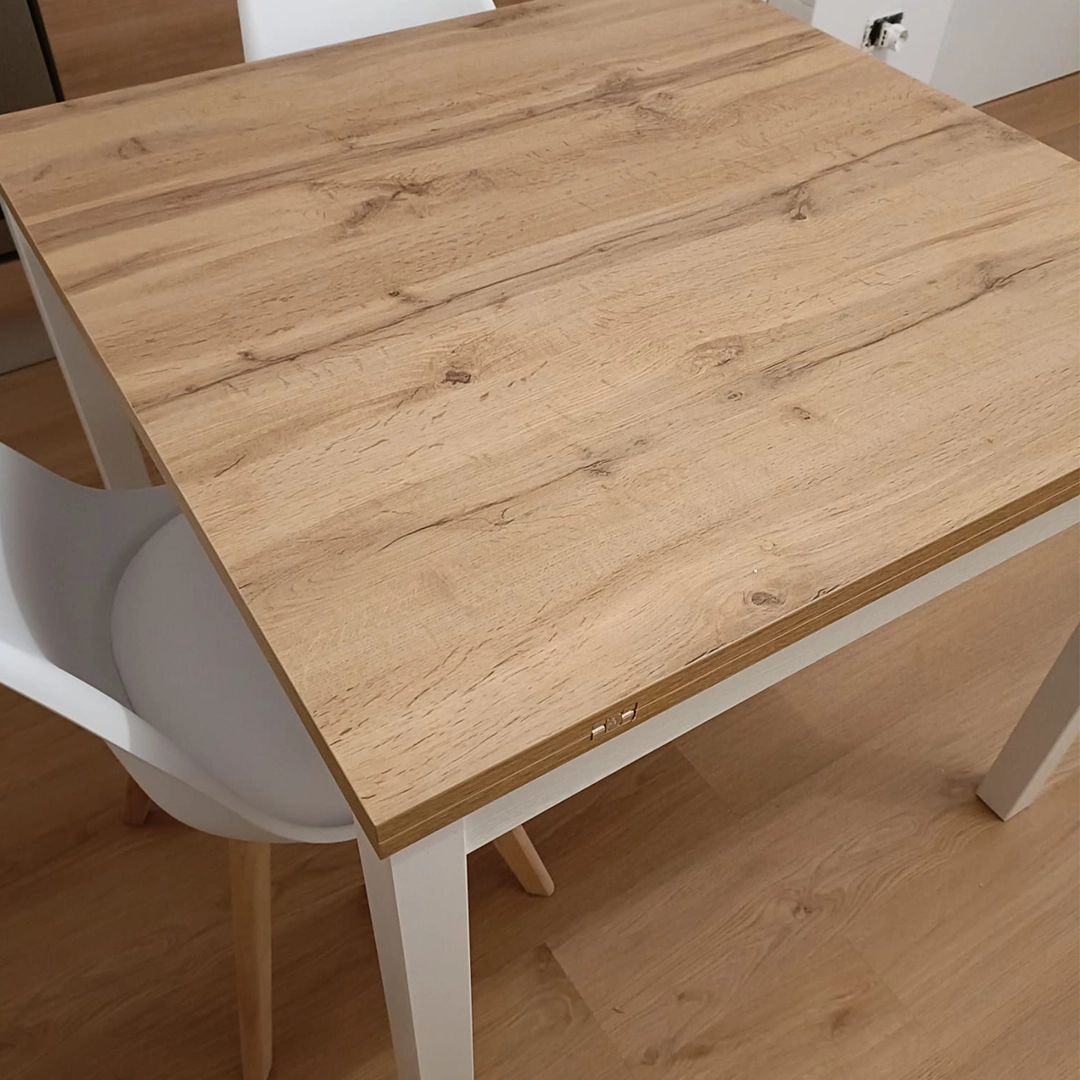Tavolo allungabile moderno chiuso con piano finitura legno rovere e gambe bianche
