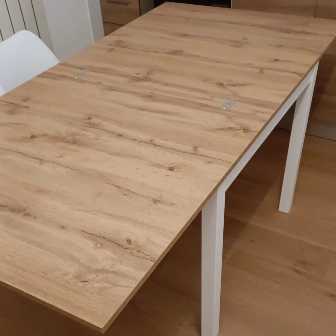 Tavolo allungabile moderno aperto con piano in legno rovere esteso e gambe bianche