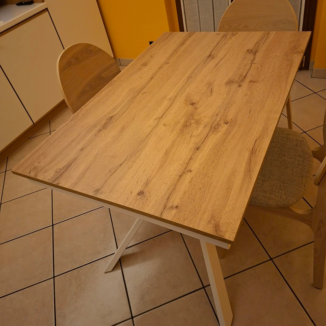 Tavolo da pranzo allungabile moderno in nobilitato effetto legno con struttura di design - Marca Design Shop