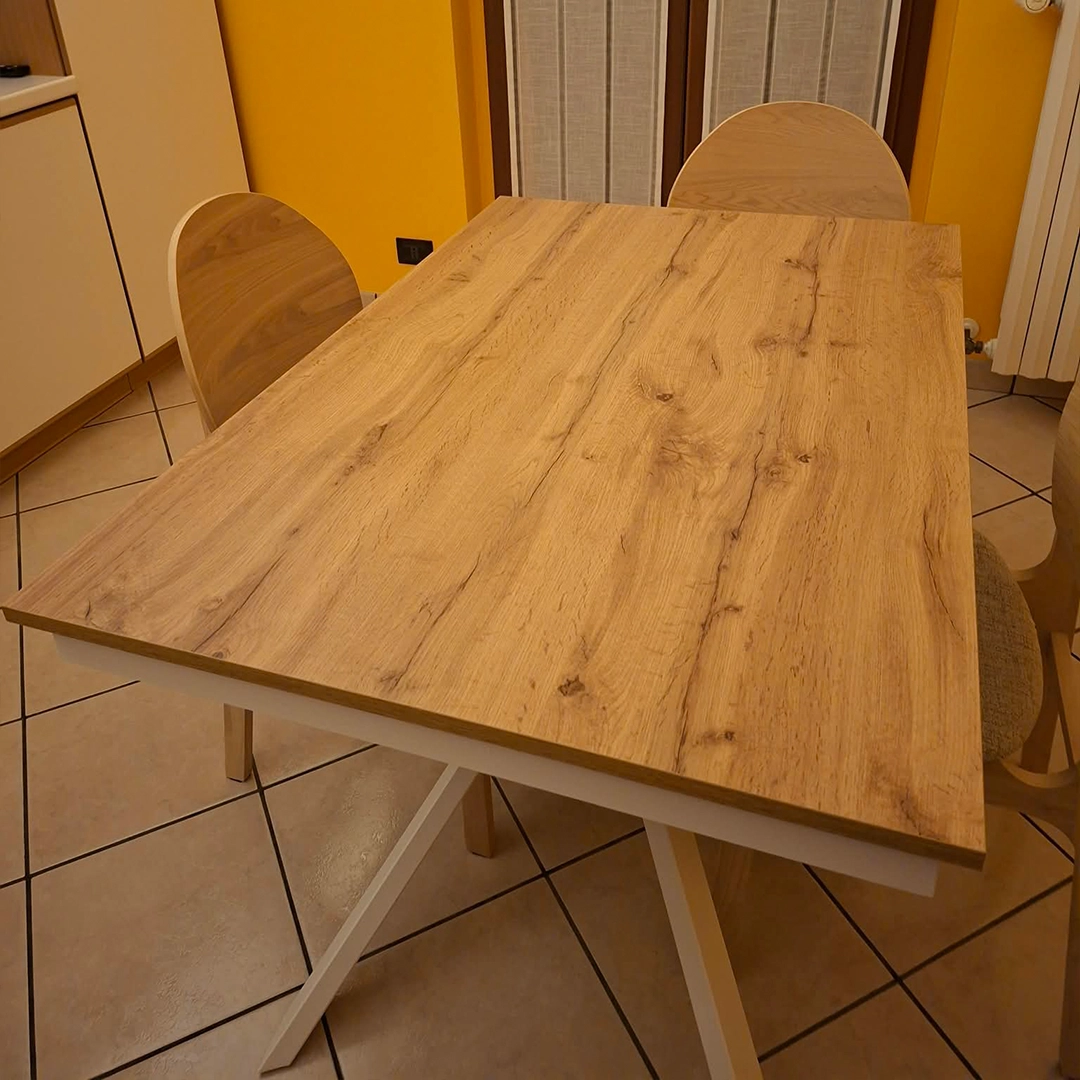 Dettaglio piano in nobilitato effetto legno di tavolo allungabile moderno per soggiorno - Marca Design Shop
