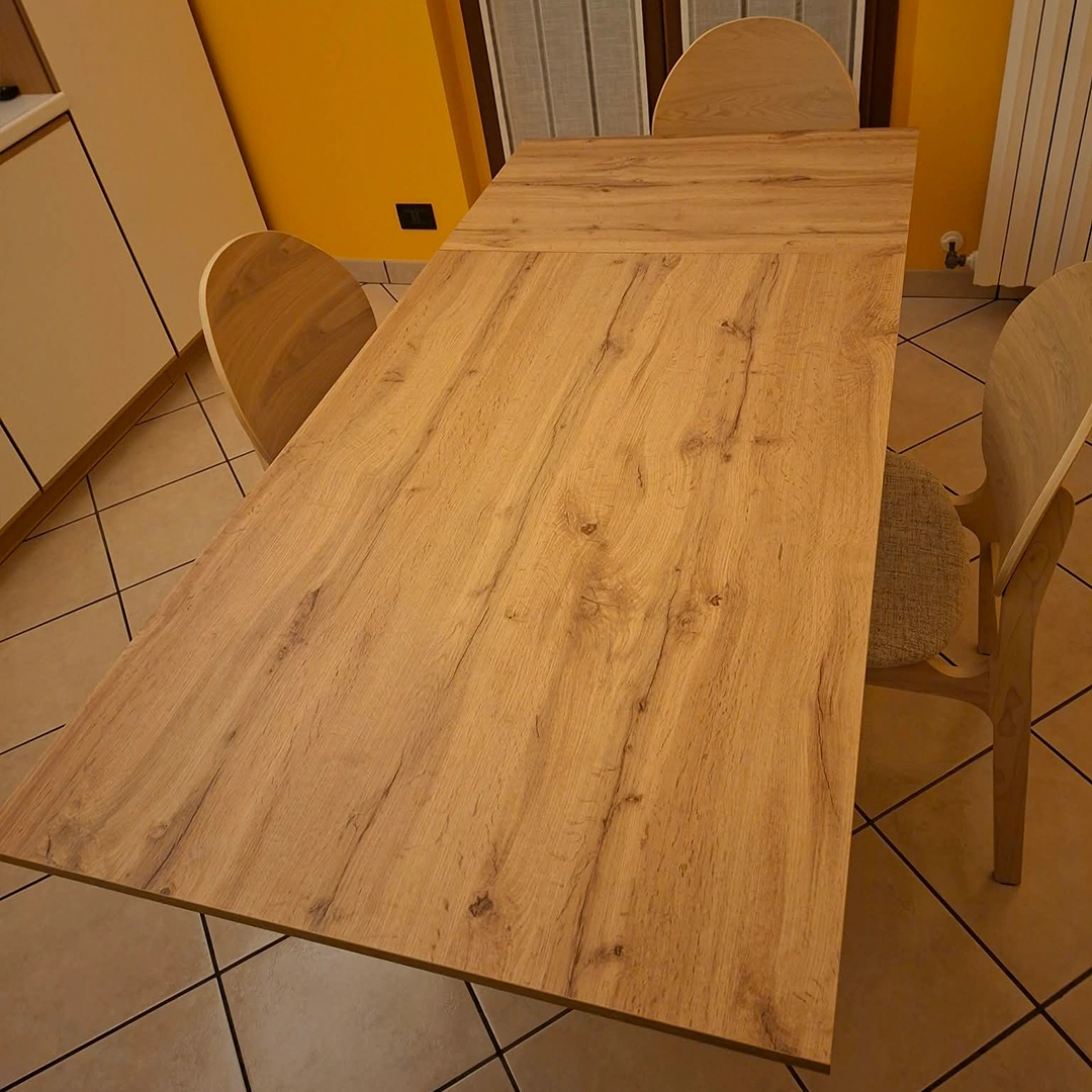 Tavolo allungabile rettangolare aperto in nobilitato effetto legno per sala da pranzo - Marca Design Shop
