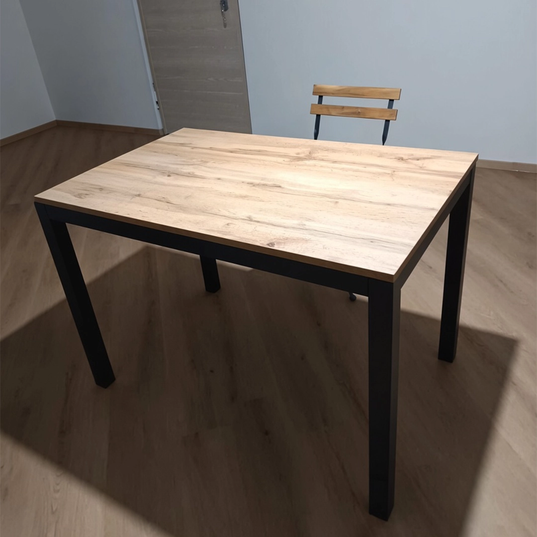 Tavolo moderno allungabile con piano effetto legno naturale e gambe in metallo nero - Marca Design Shop