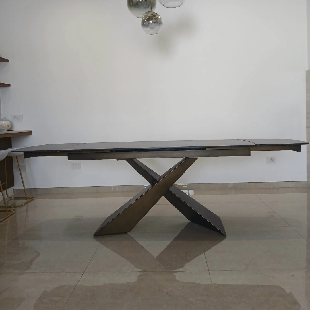 Tavolo allungabile moderno effetto marmo nero con basamento incrociato in metallo bronato aperto - Marca Design Shop