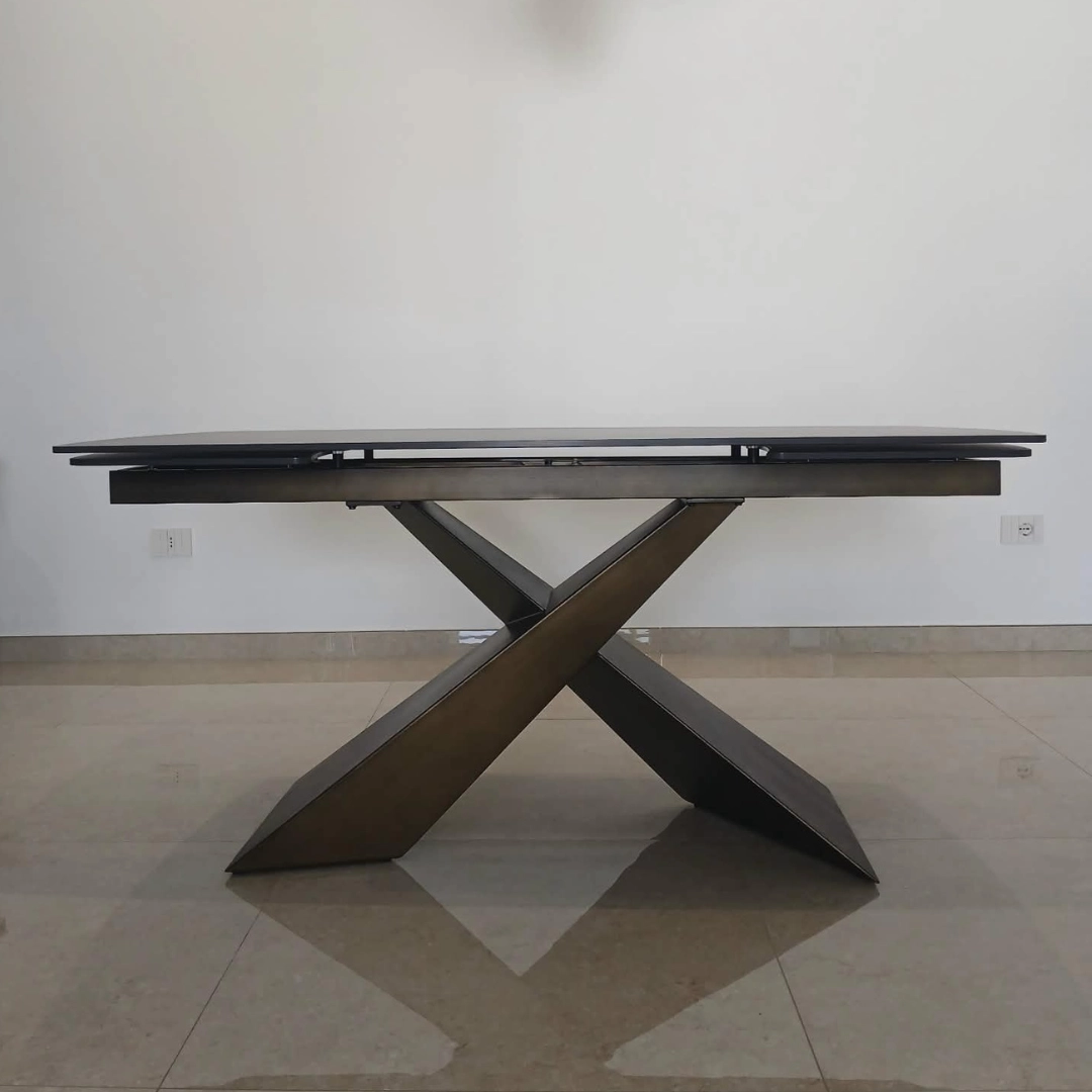 Dettaglio basamento a X in metallo bronzato per tavolo da pranzo allungabile - Marca Design Shop