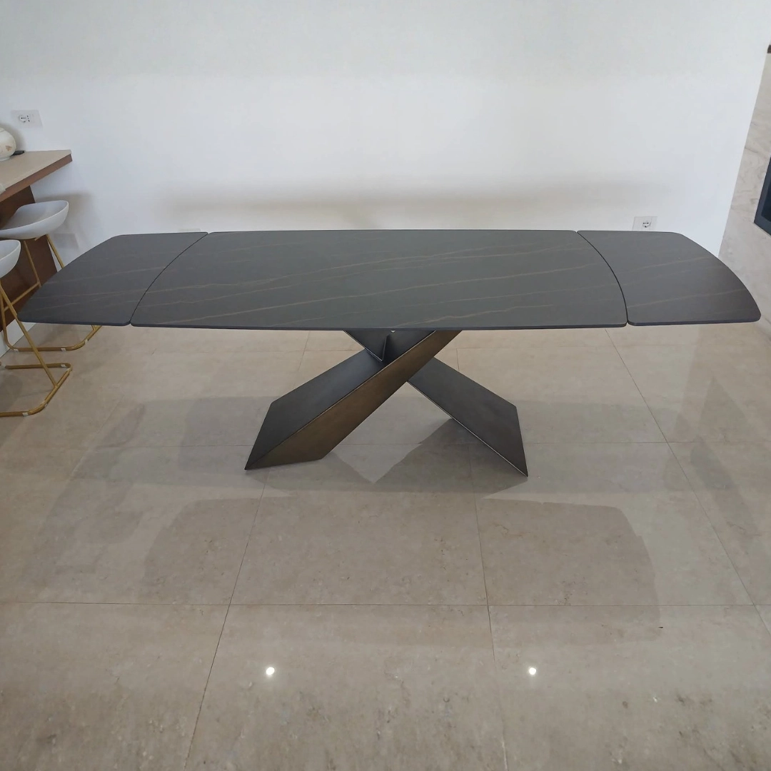 Tavolo allungabile da soggiorno effetto marmo scuro con venature bronzate esteso - Marca Design Shop