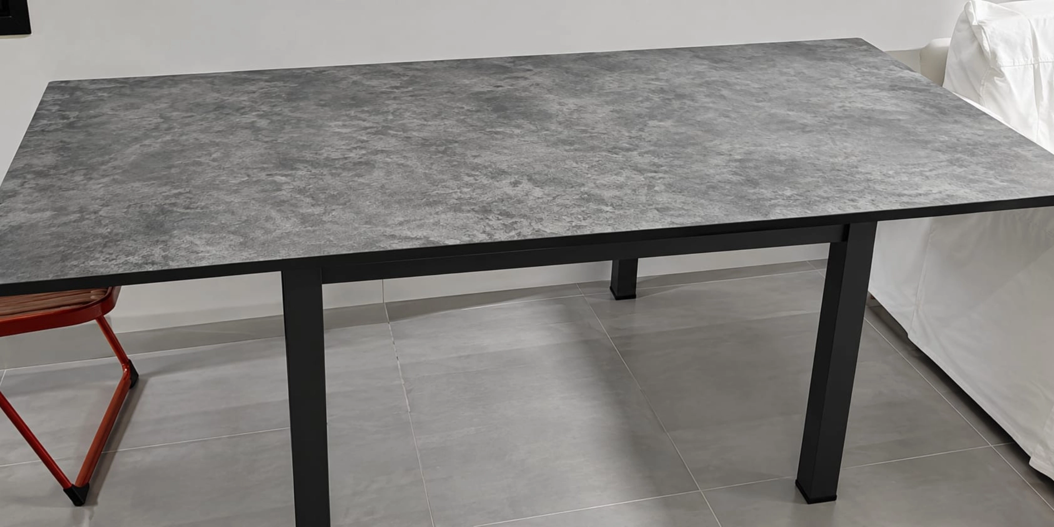 Tavolo a libro moderno con piano in nobilitato grigio effetto pietra e struttura in metallo nero - Marca Design Shop