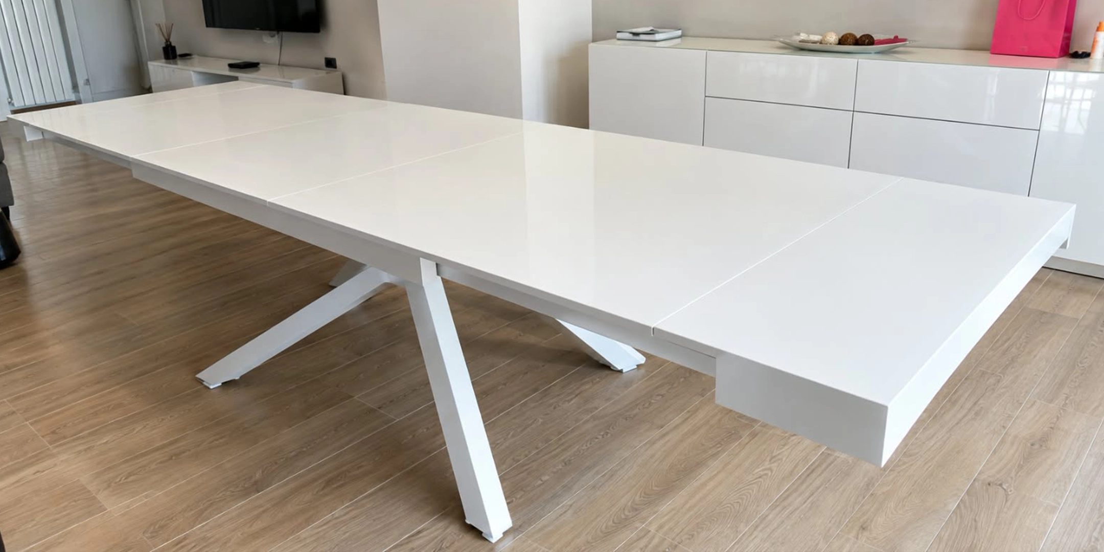 Tavolo allungabile moderno bianco con gambe incrociate per soggiorno | Marca Design Shop SKU 1610