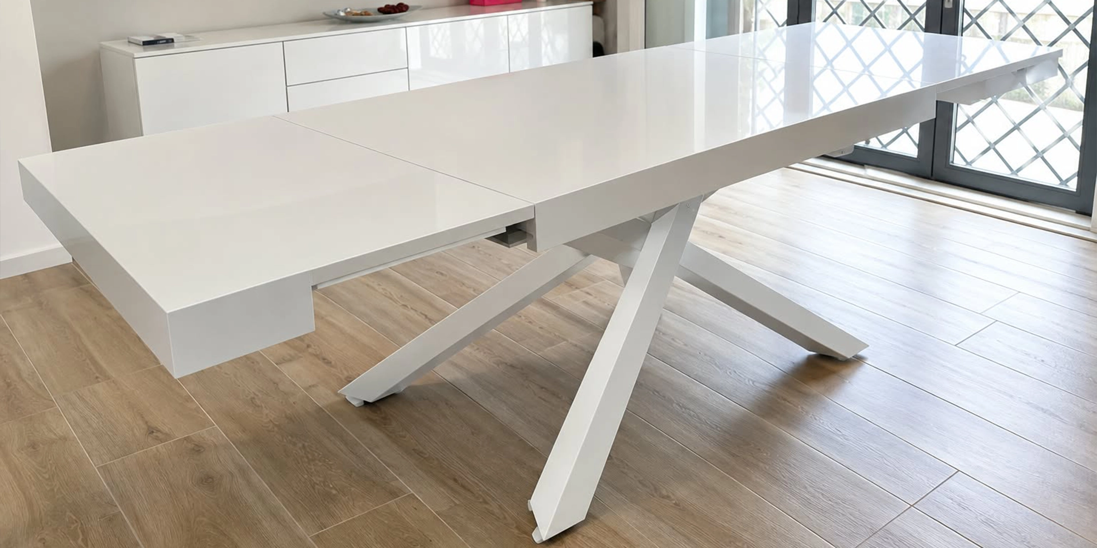 Vista laterale del tavolo da pranzo allungabile bianco di design moderno | SKU 1610