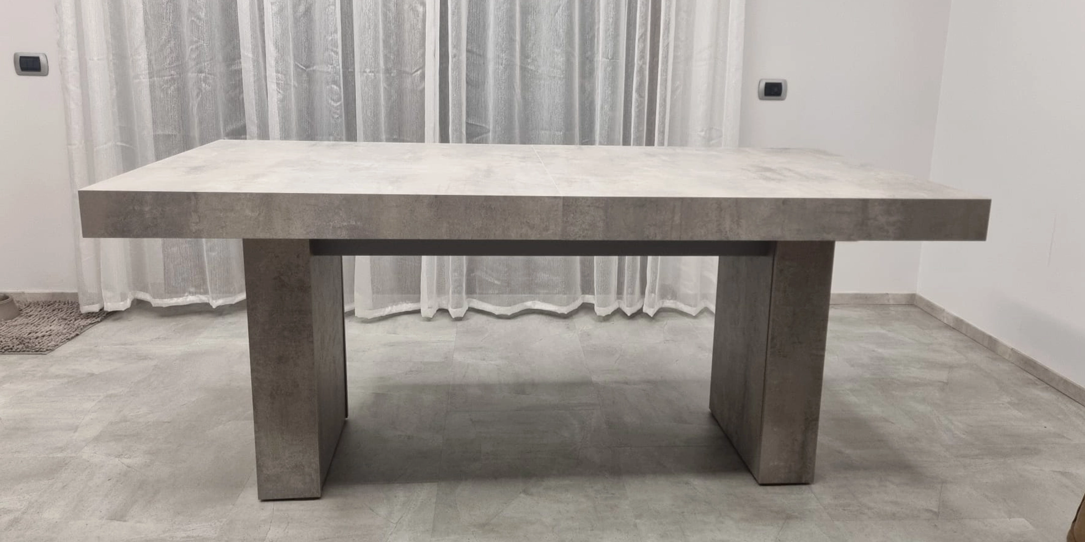 Tavolo allungabile moderno effetto cemento grigio in ambientazione living - Marca Design Shop