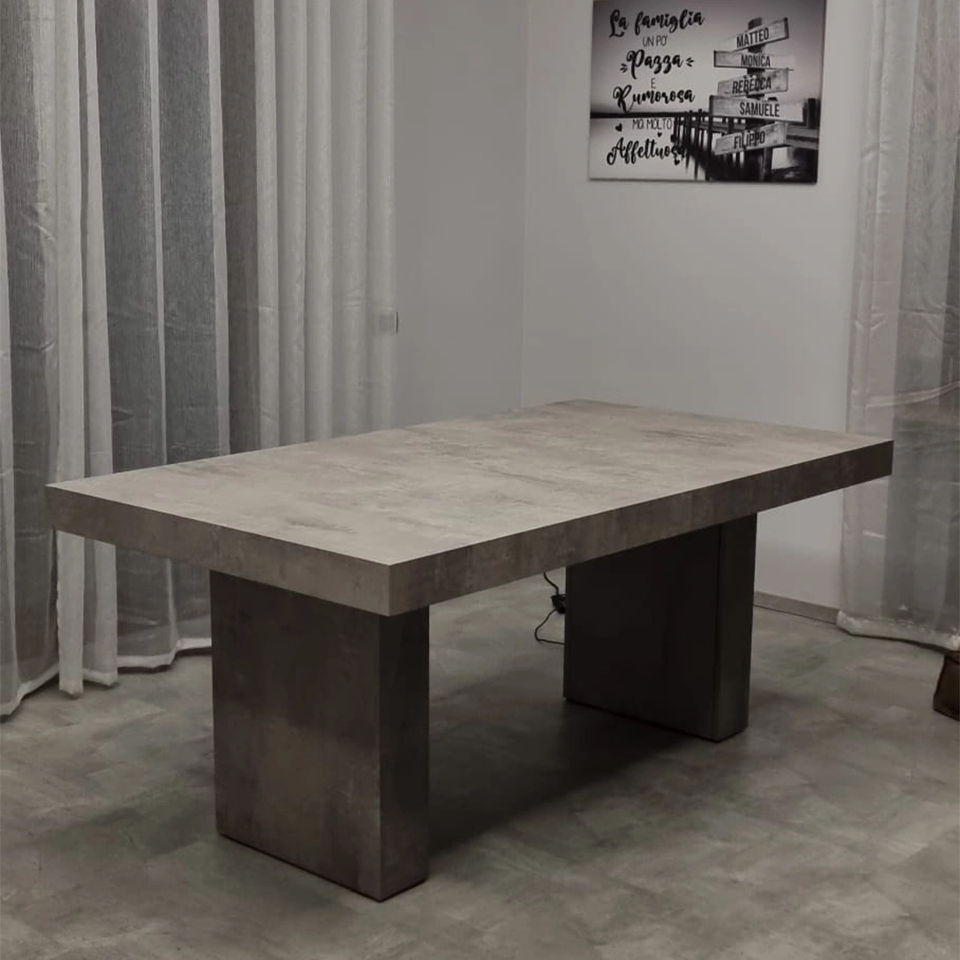Vista laterale del tavolo allungabile da pranzo design moderno finitura cemento - Marca Design Shop