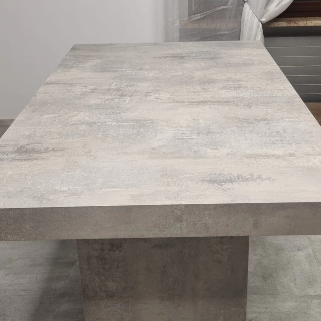 Primo piano della superficie con texture effetto cemento del tavolo allungabile moderno - Marca Design Shop