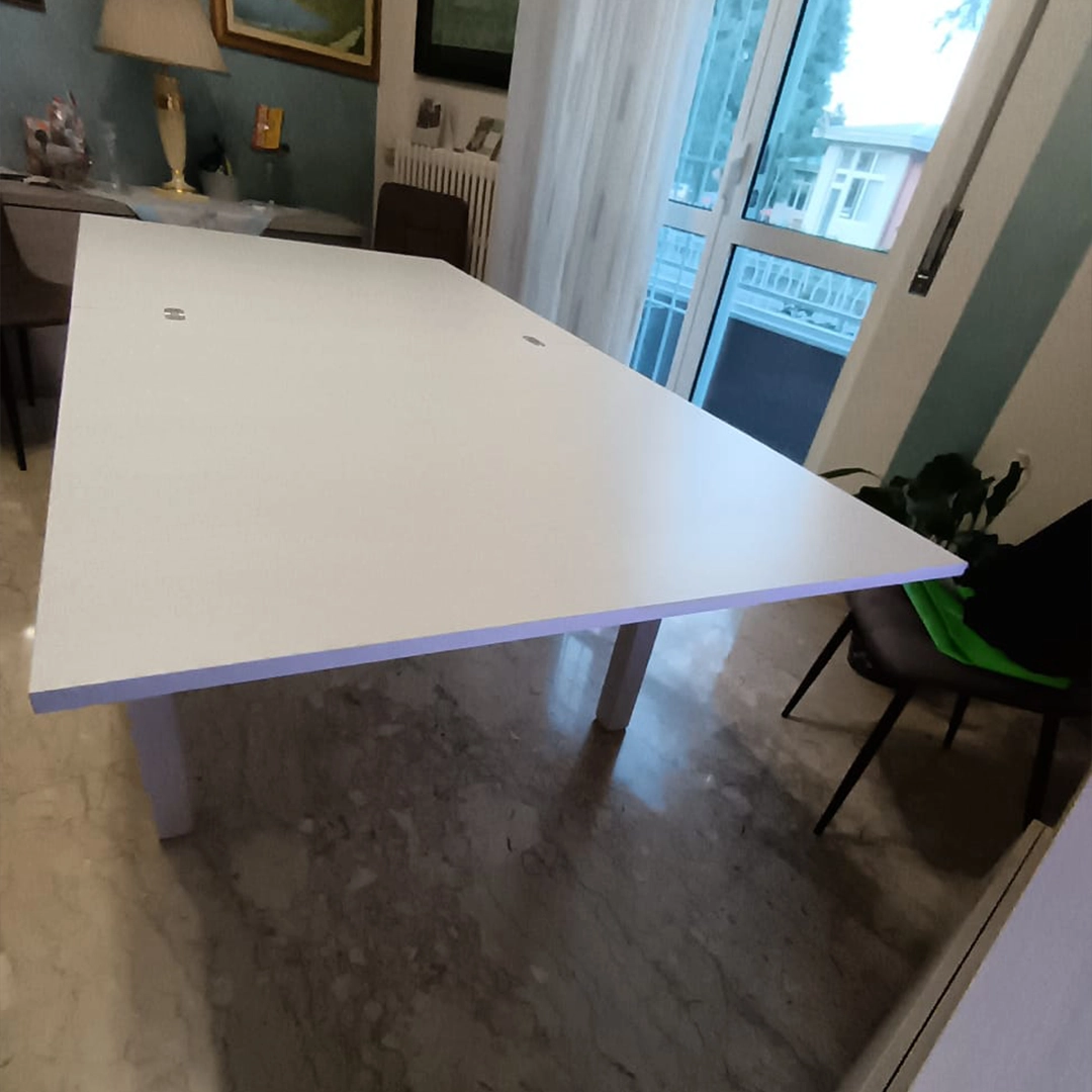 Dettaglio del piano allungabile di colore bianco per tavolo da arredo moderno SKU 557