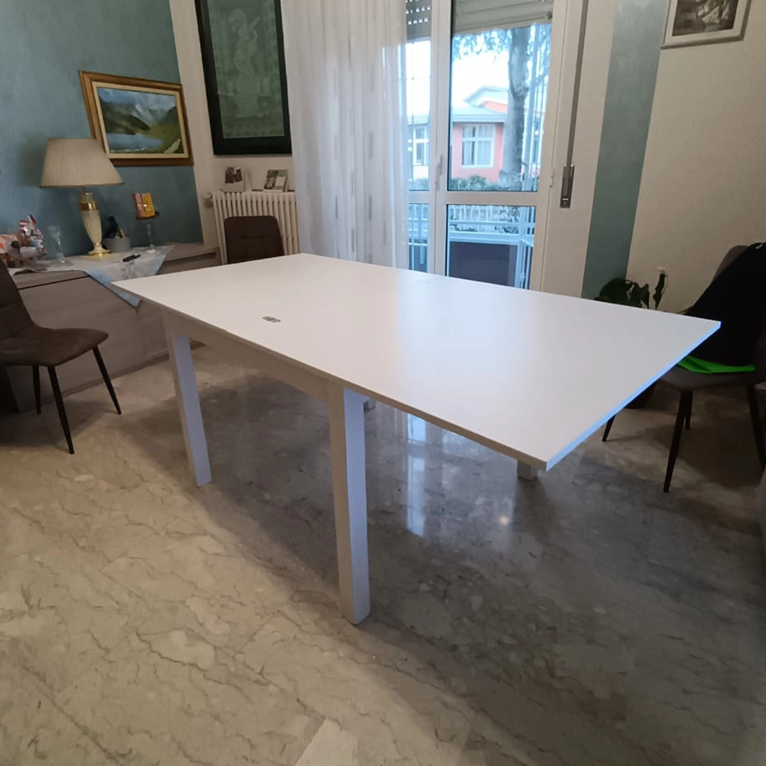 Tavolo allungabile moderno inserito in un contesto di arredo di design SKU 557