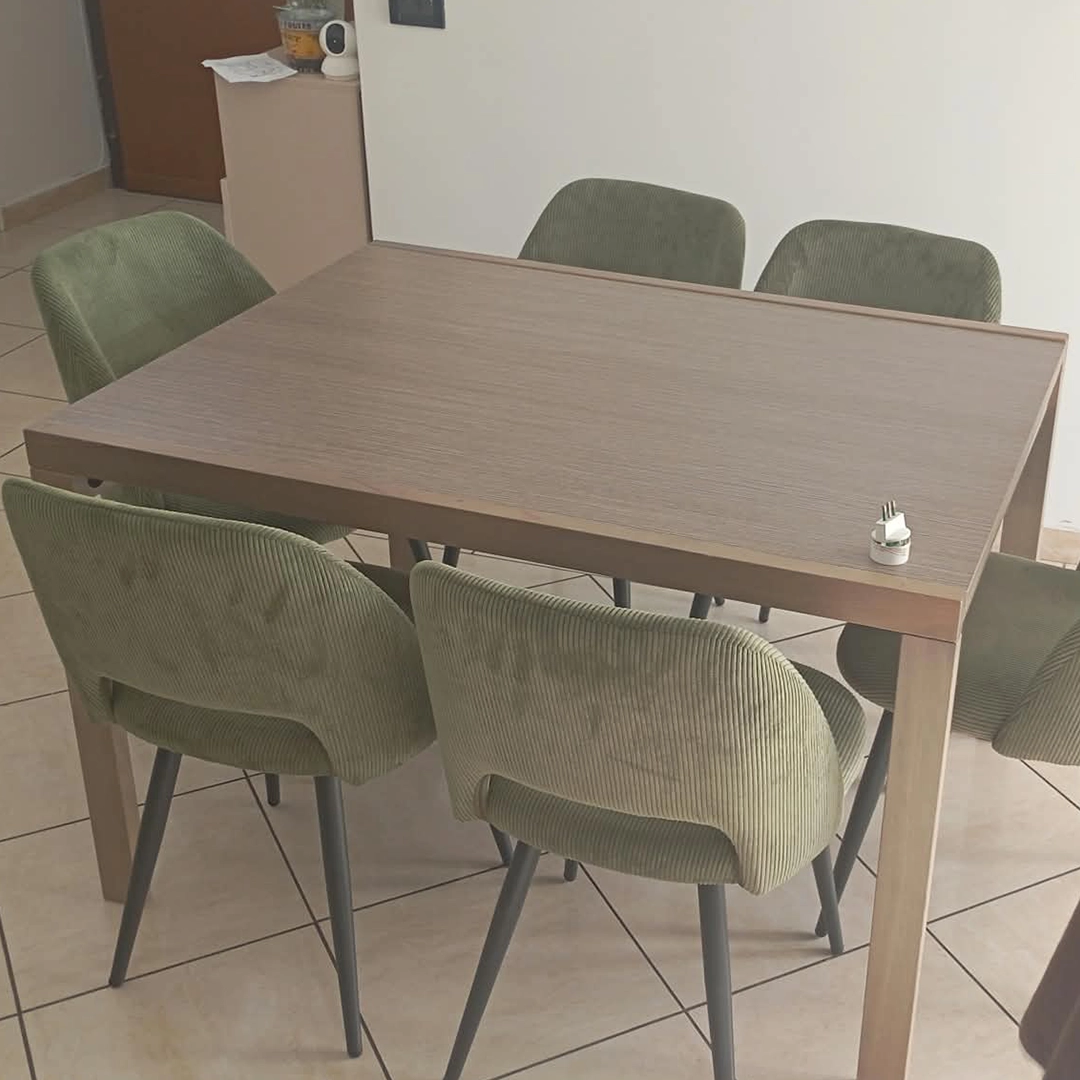 Tavolo allungabile in legno nobilitato con sedie verde salvia in soggiorno moderno - Marca Design Shop