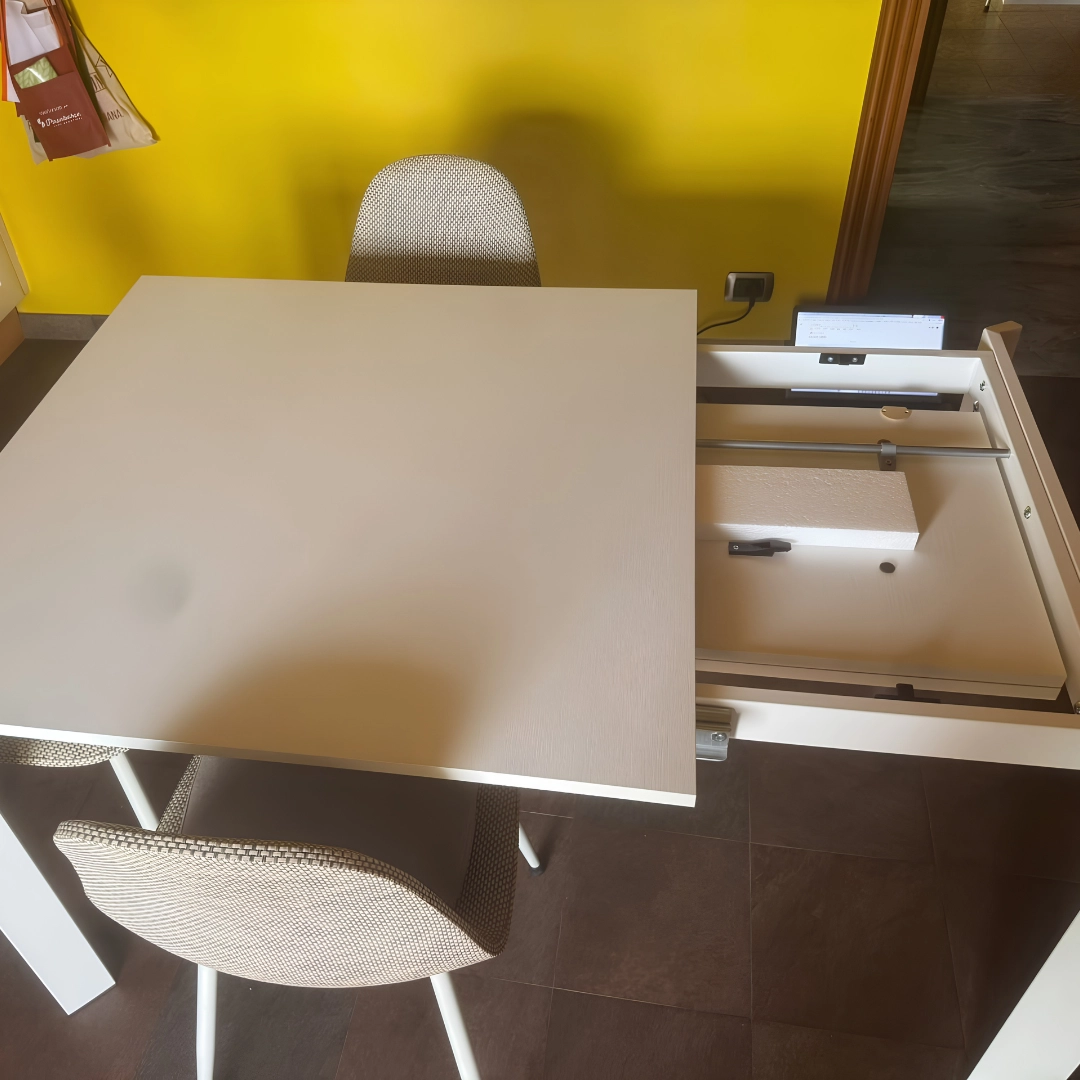 Fase di apertura del tavolo allungabile in legno nobilitato per cucina - Marca Design Shop