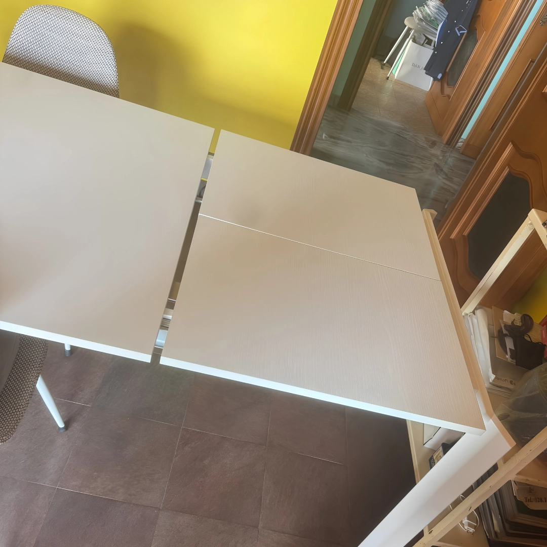Piano del tavolo allungato con dettaglio delle prolunghe integrate - Marca Design Shop