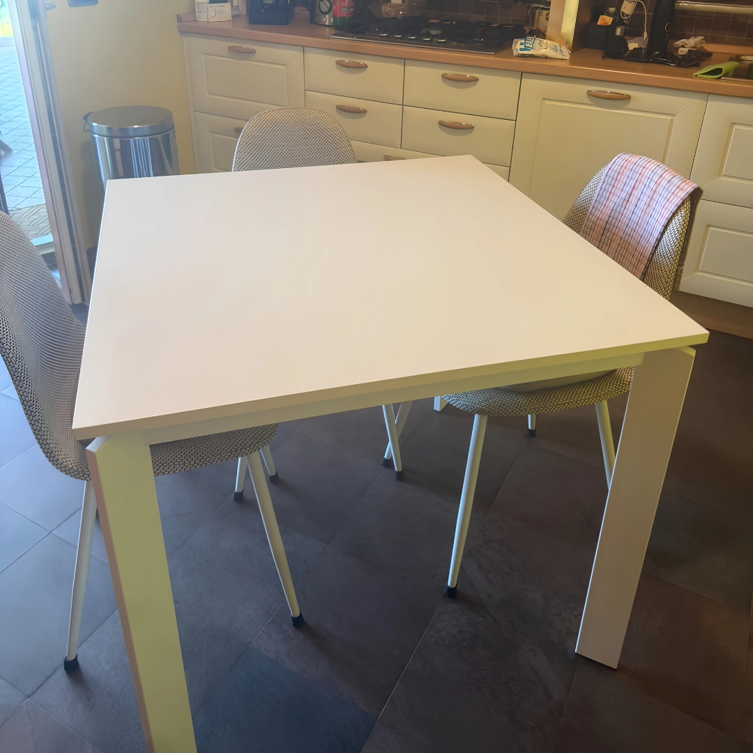 Tavolo da pranzo quadrato bianco con sedie moderne imbottite in tessuto - Marca Design Shop