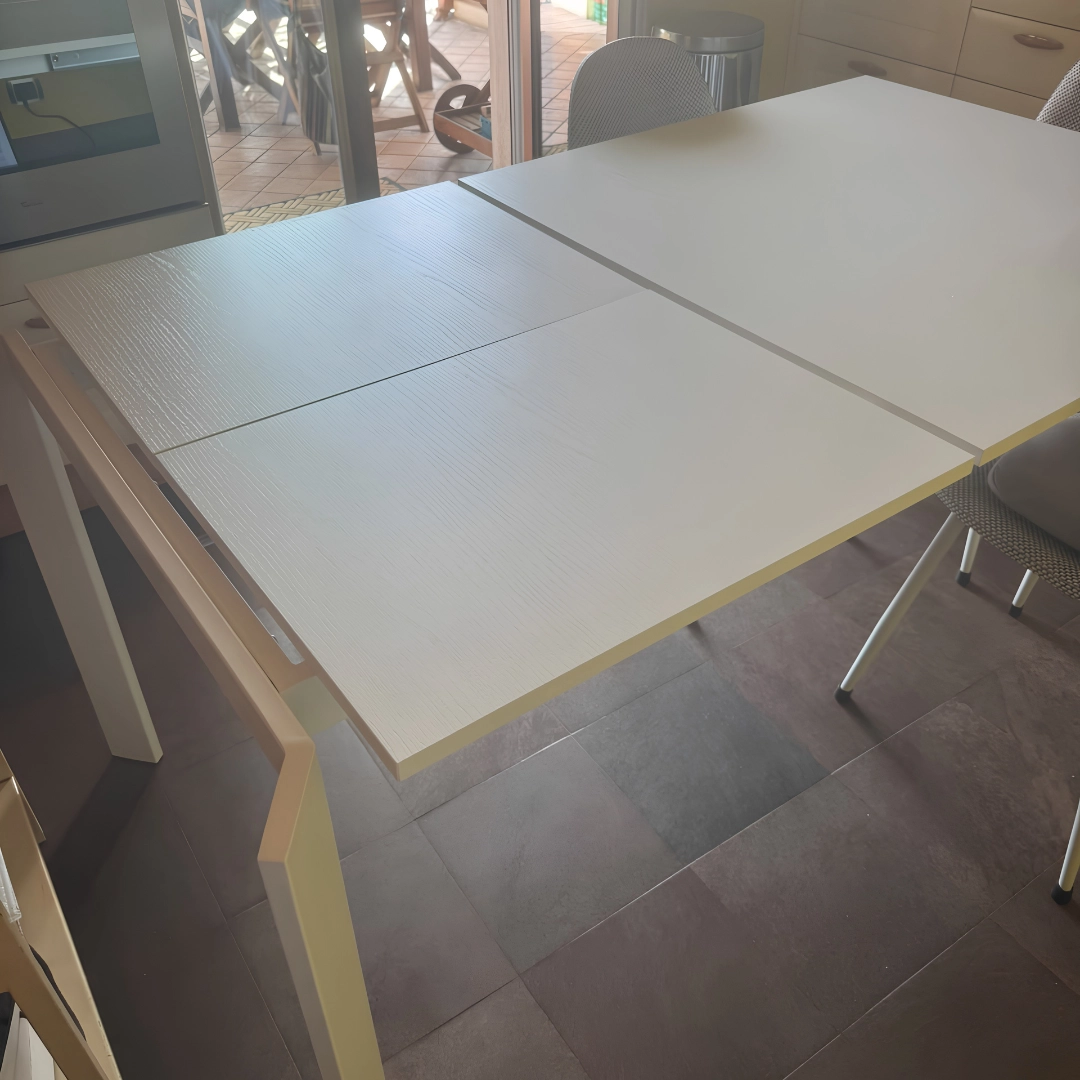 Tavolo moderno allungato in legno nobilitato bianco con venature a vista - Marca Design Shop