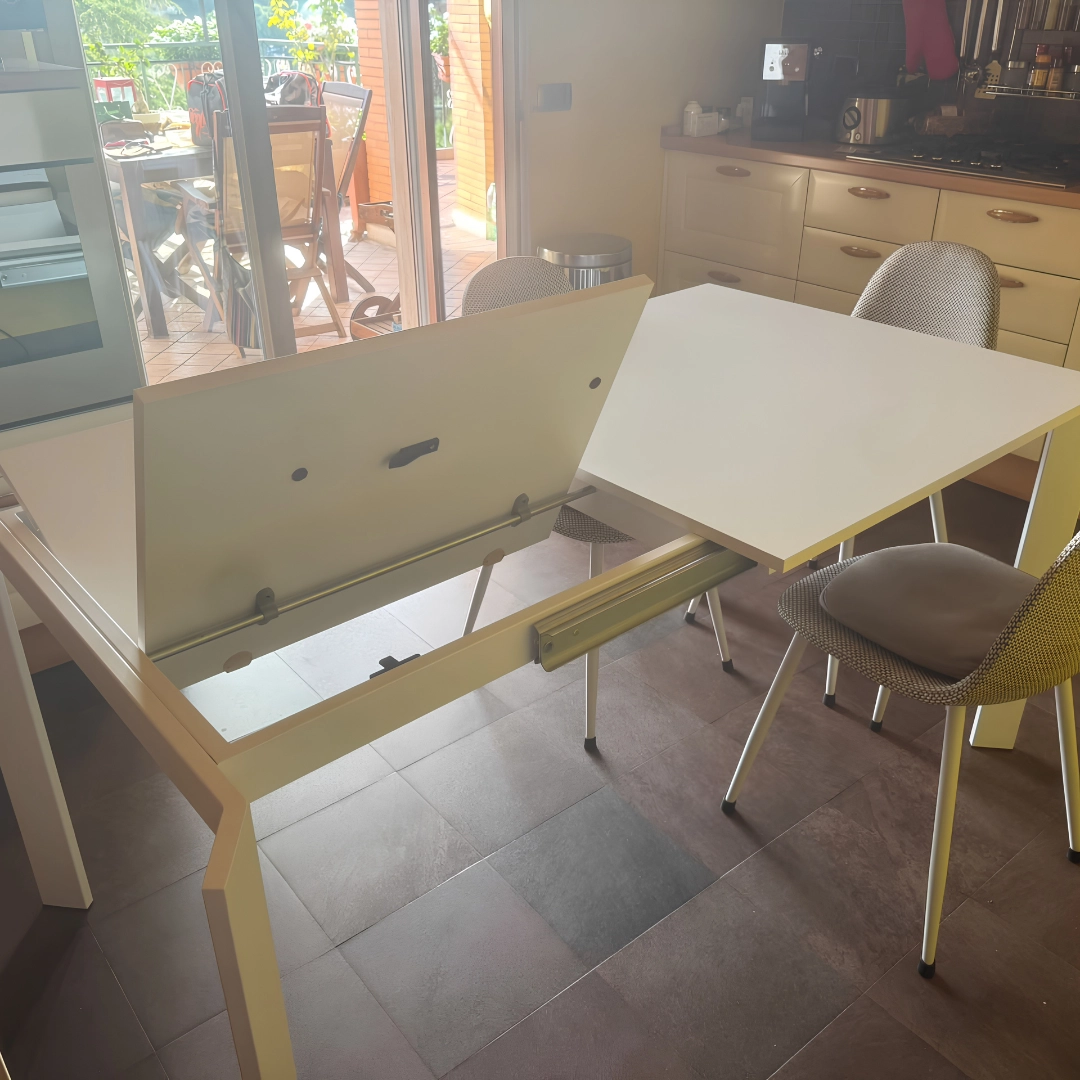 Dettaglio del sistema di scorrimento e allunga a libro per tavolo da cucina - Marca Design Shop