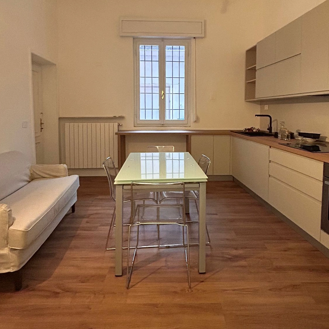 Tavolo allungabile rettangolare con piano in vetro e sedie trasparenti in cucina moderna - Marca Design Shop