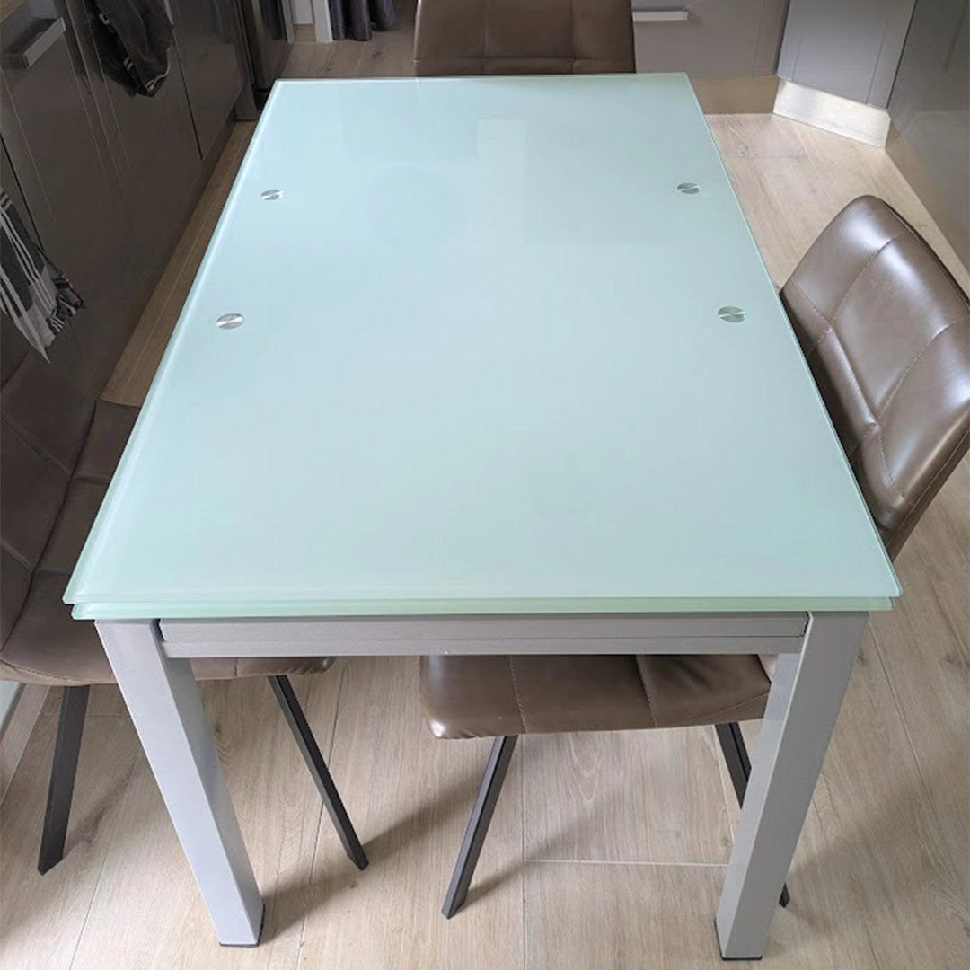 Tavolo da pranzo allungabile rettangolare con piano in vetro e sedie moderne, ideale per sala da pranzo - Marca Design Shop