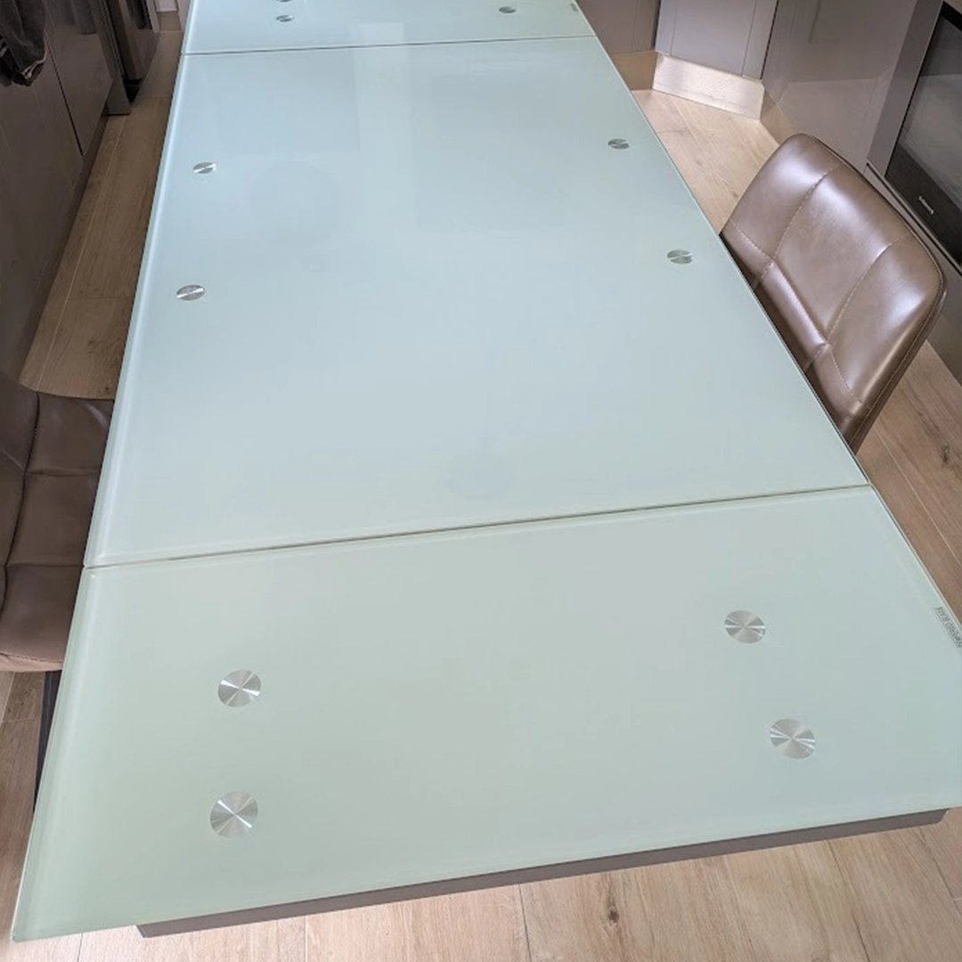 Tavolo allungabile rettangolare aperto con piano in vetro chiaro e struttura di design per soggiorno - Marca Design Shop