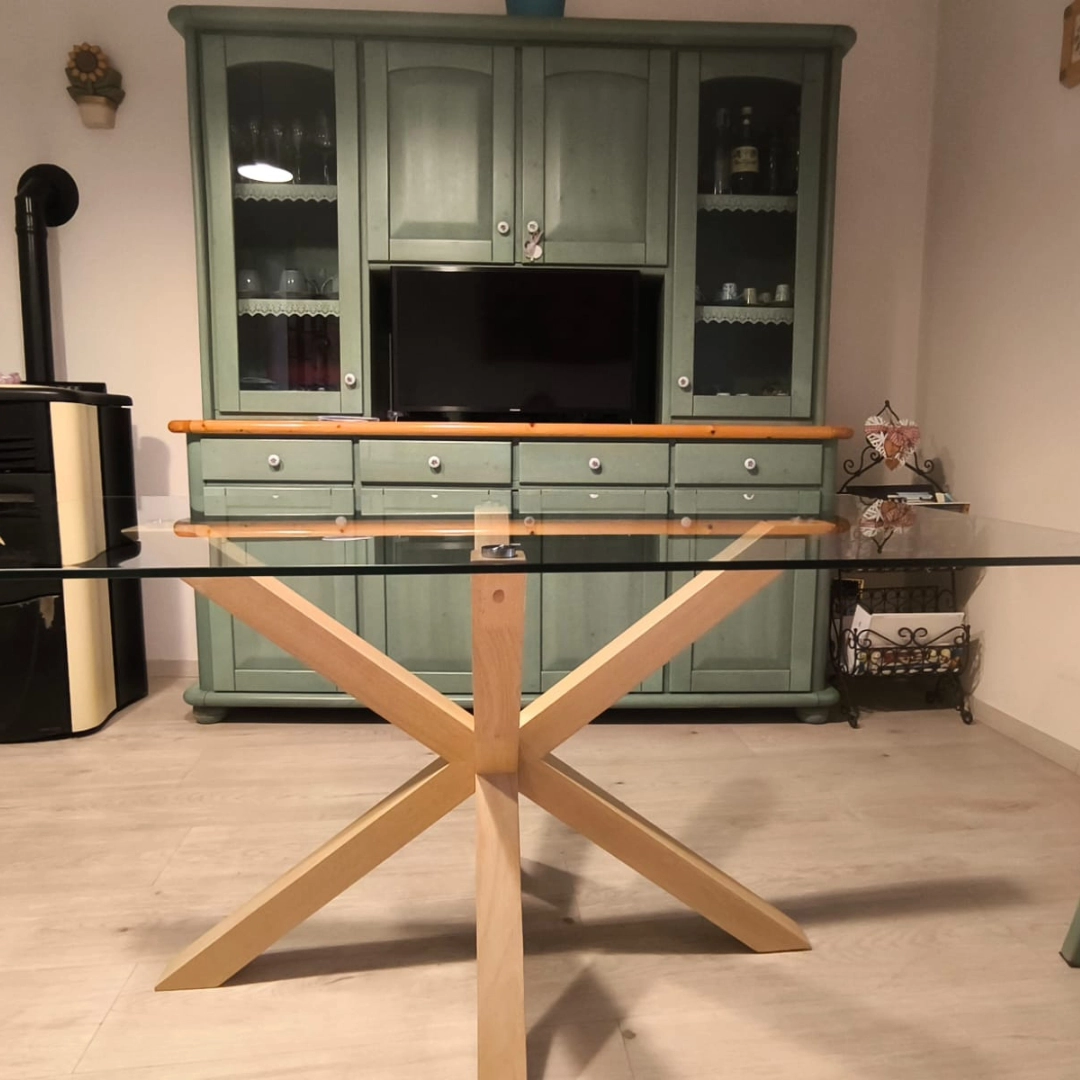 Tavolo fisso moderno con piano in vetro temperato e base in legno di rovere chiaro - Marca Design Shop