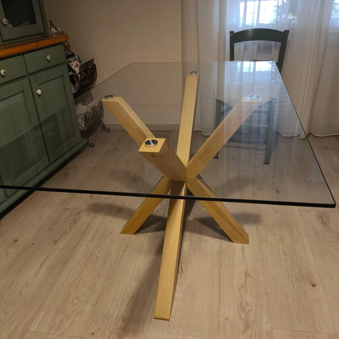 Tavolo fisso moderno con piano in vetro temperato e base in legno di rovere chiaro - Marca Design Shop