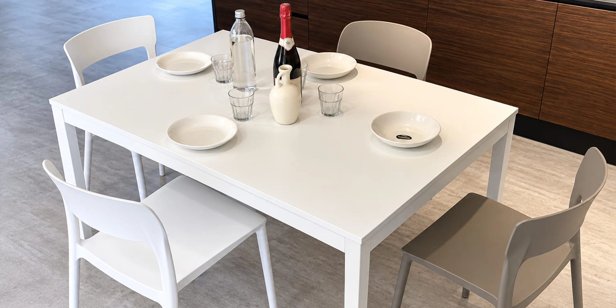 Tavolo moderno allungabile bianco da cucina con sedie - Marca Design Shop