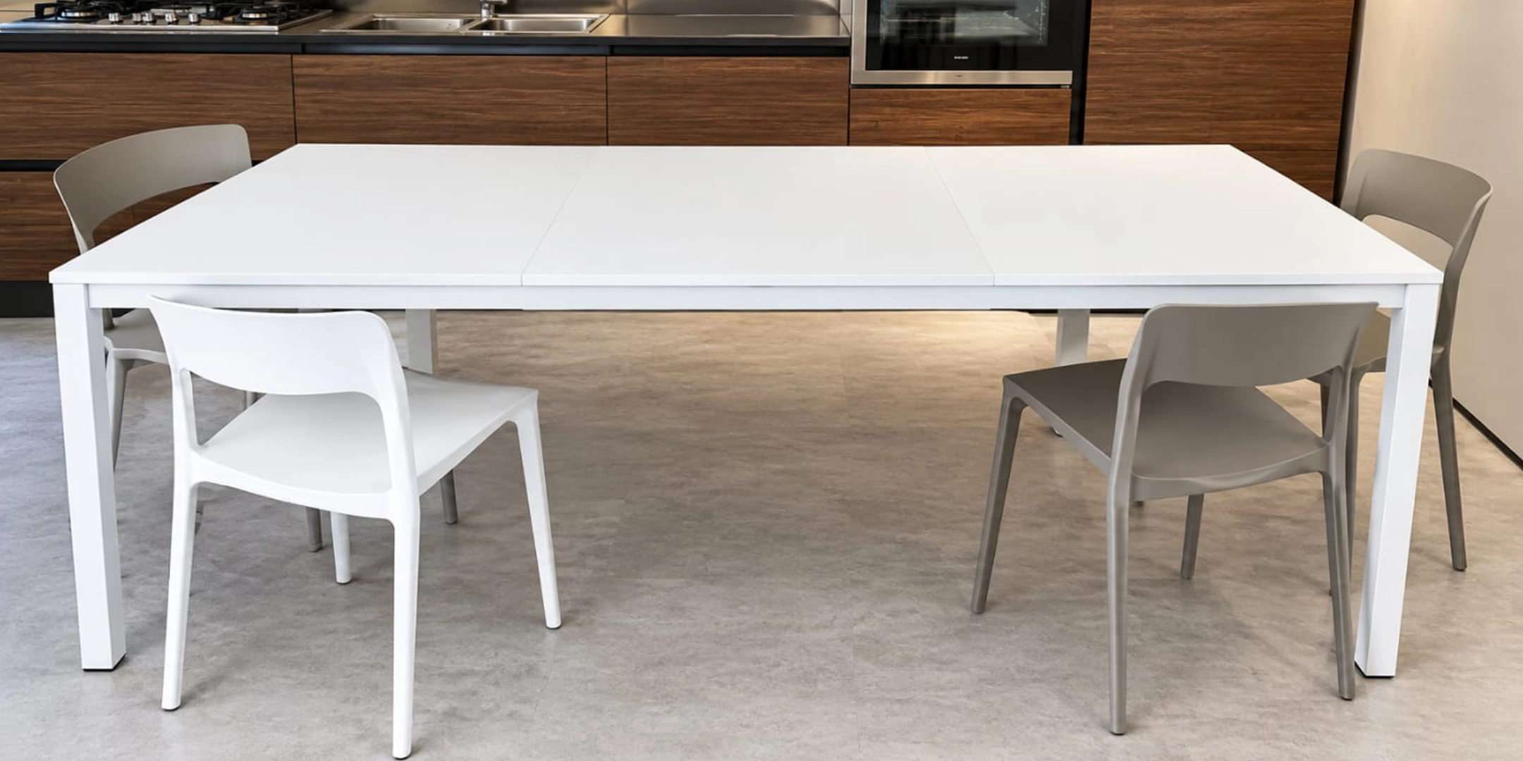 Tavolo moderno allungabile bianco aperto ed esteso - Marca Design Shop