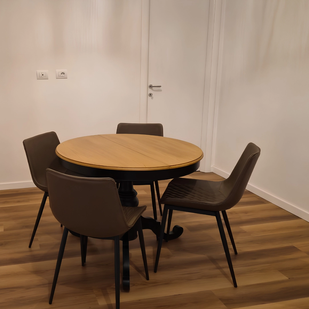 Dettaglio base tavolo nero e sedia marrone in ecopelle - Marca Design Shop