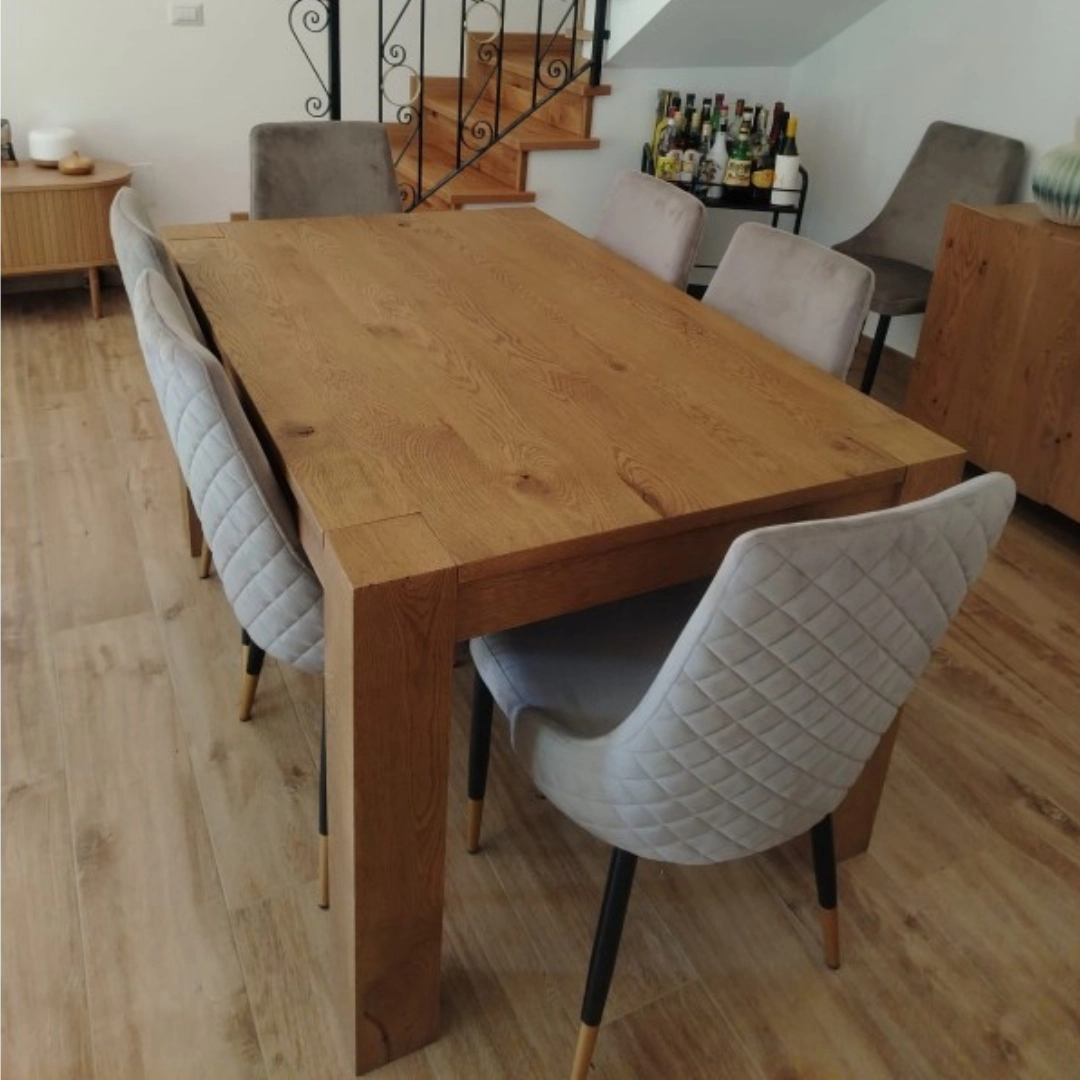 Tavolo da pranzo allungabile Marca Design Shop in legno di rovere con struttura massiccia e 6 sedie moderne in velluto grigio a rombi.
