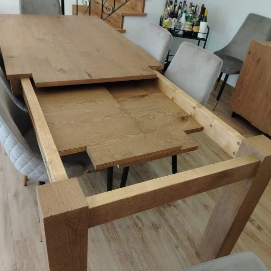 Vista interna del meccanismo di allunga a libro del tavolo in rovere Marca Design Shop, che mostra la struttura solida delle gambe e il telaio in legno.