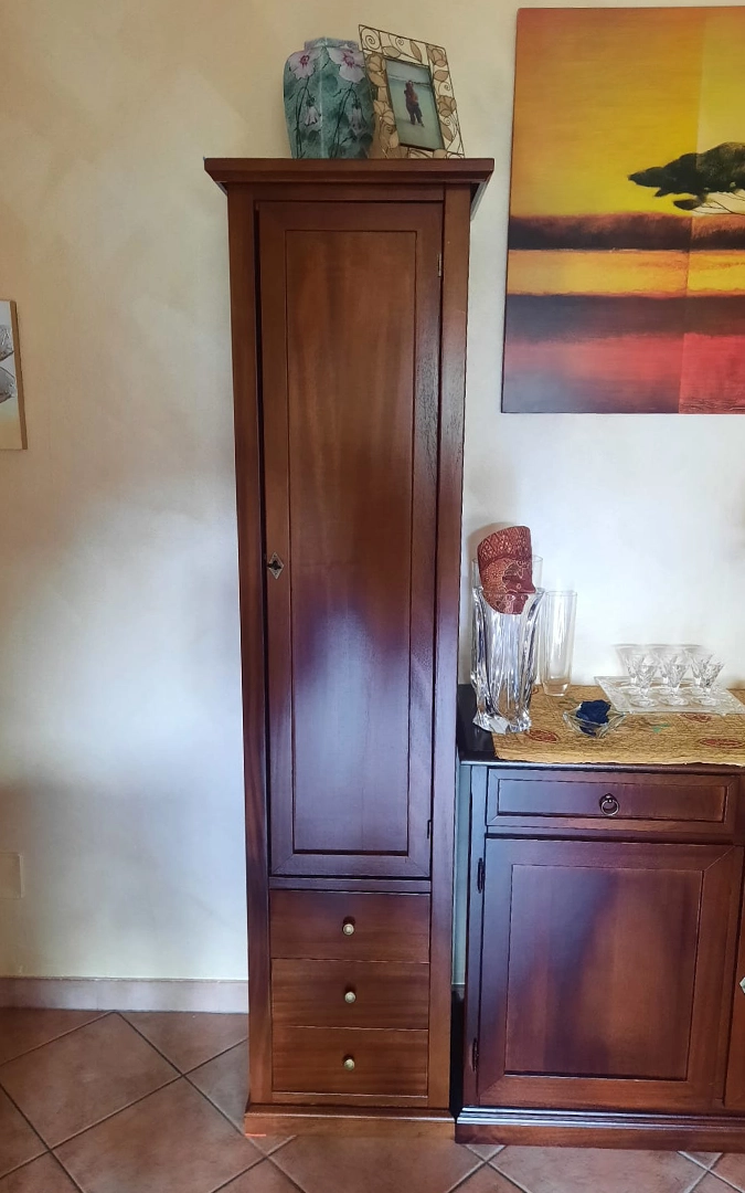 Vetrina colonna in legno arte povera color noce con anta e cassetti Marca Design