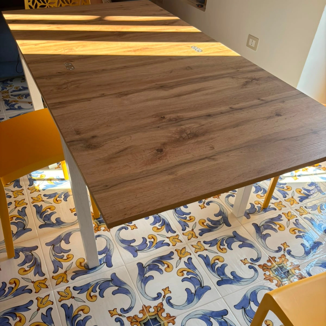 Tavolo da pranzo allungabile in legno con gambe bianche aperto - Marca Design Shop