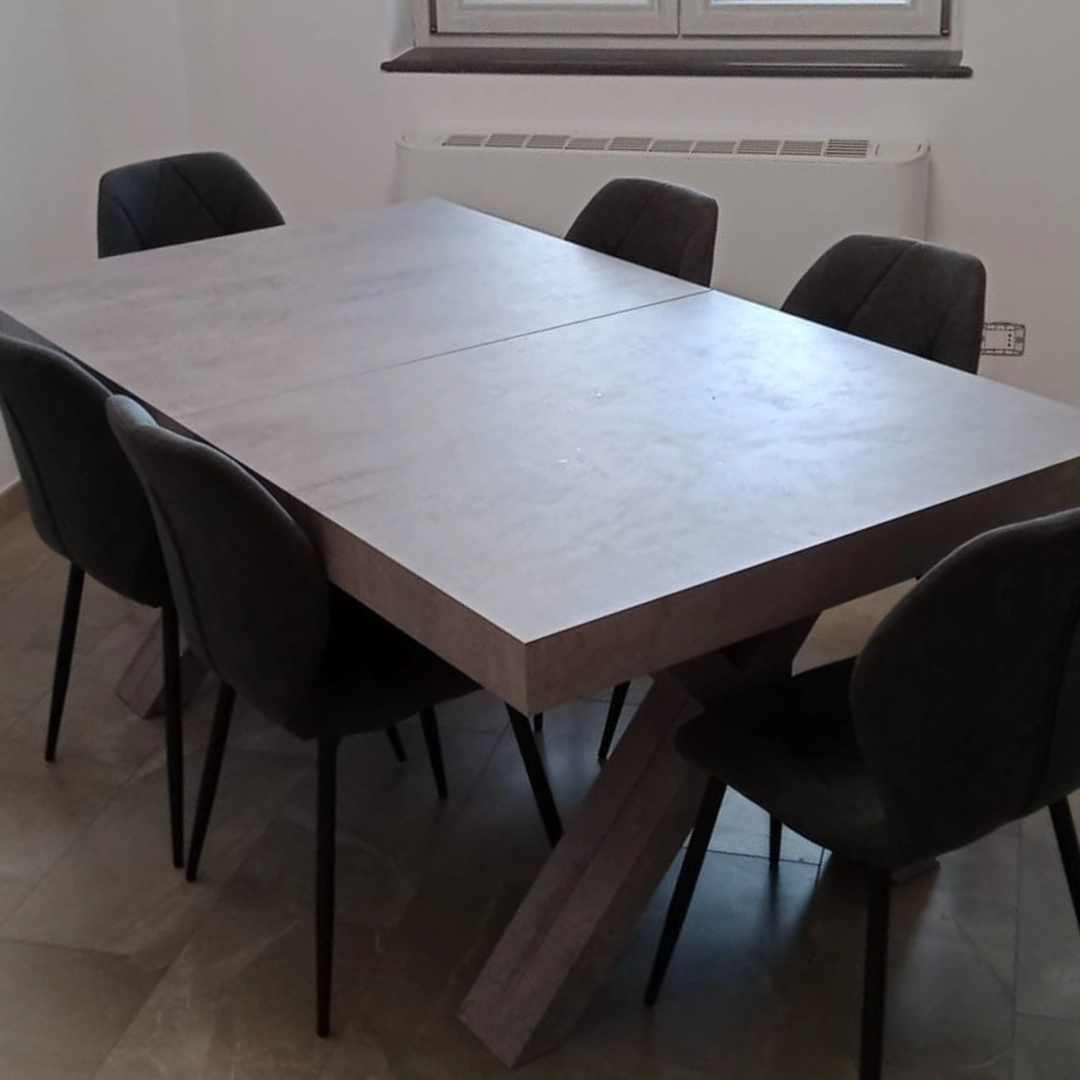 Tavolo moderno allungabile effetto cemento con 6 sedie antracite - Marca Design Shop