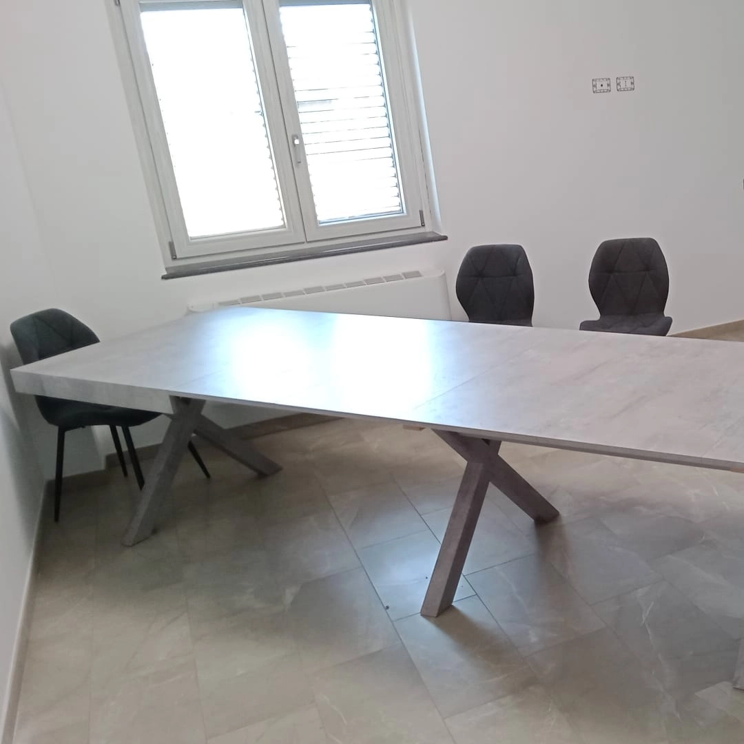 Tavolo allungabile moderno effetto cemento aperto al massimo - Marca Design Shop