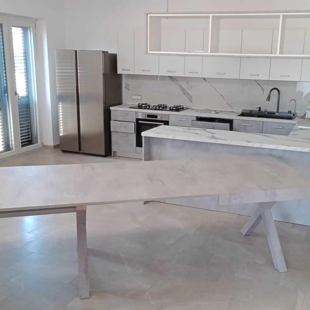 Tavolo allungabile design moderno coordinato alla cucina effetto cemento - Marca Design Shop
