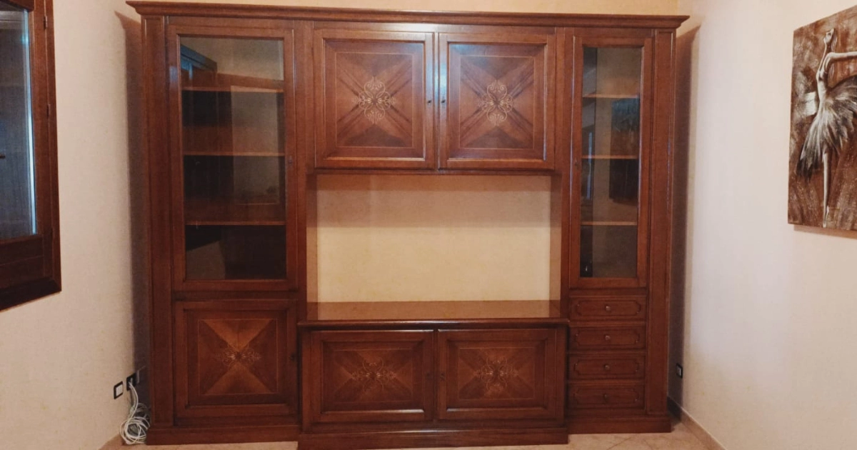Parete attrezzata in legno noce scuro stile arte povera per soggiorno, disponibile su Marca Design Shop