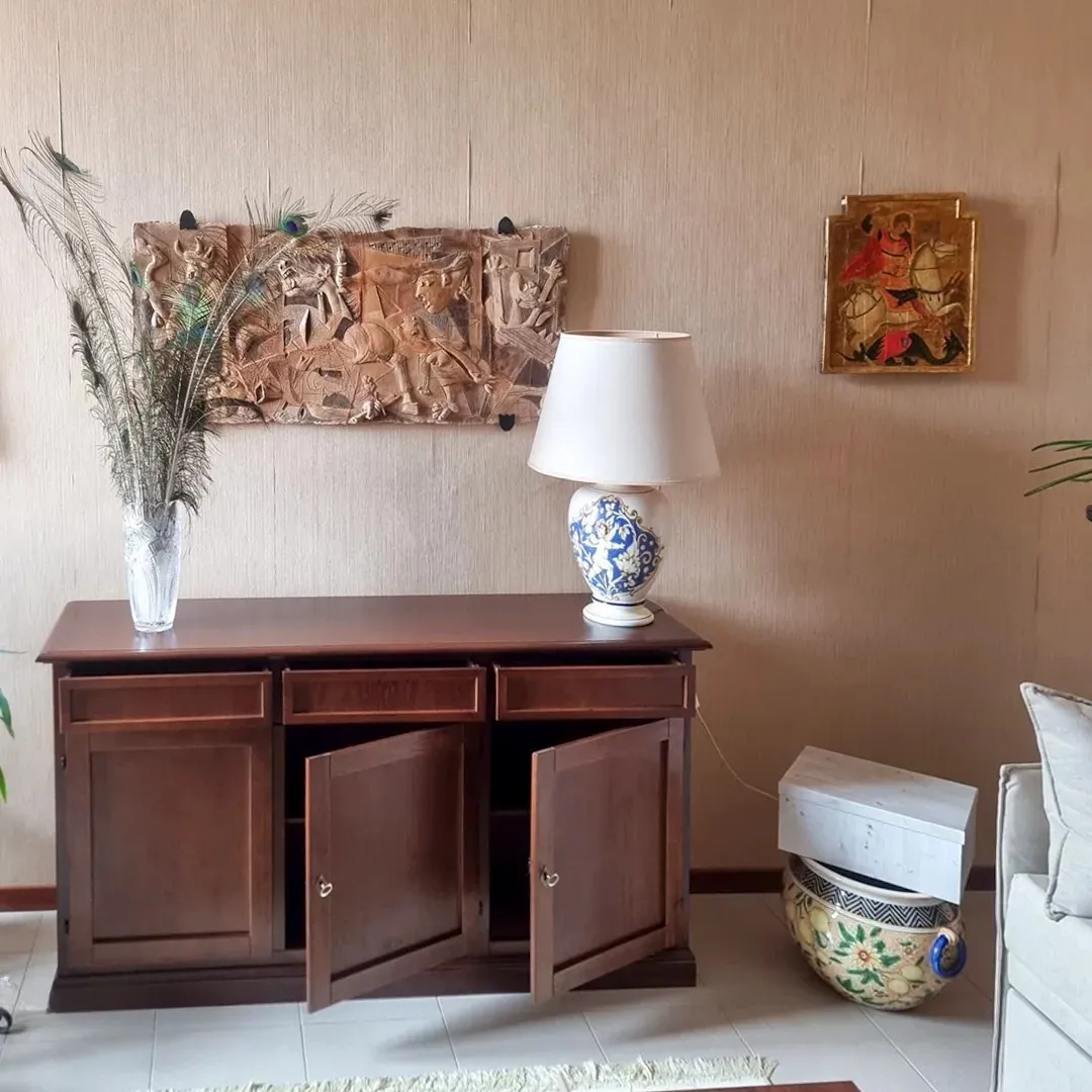 Credenza classica in legno scuro con ante aperte e cassetti per soggiorno.