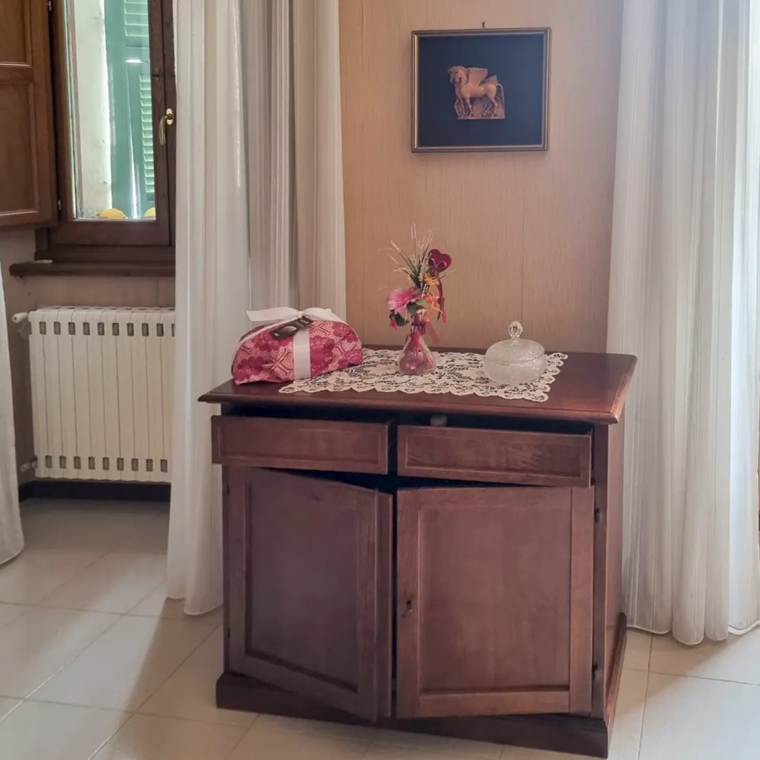 Mobiletto basso in stile arte povera con 2 ante e 2 cassetti