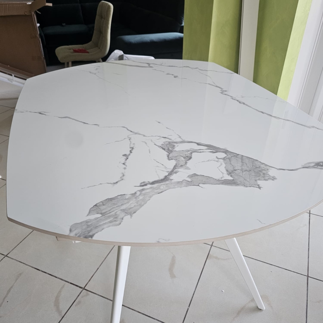 Tavolo allungabile Marca Design Shop SKU 1919: piano effetto marmo bianco e base conica