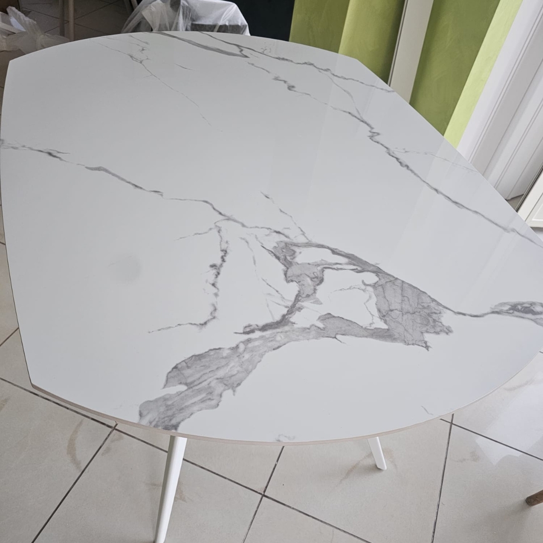 Tavolo moderno Marca Design Shop SKU 1919: vista dall'alto del piano in gres effetto marmo